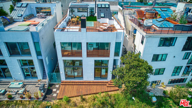 5106 Pacific Avenue, Marina del Rey CA: https://media.crmls.org/mediaz/7e4afb54-2775-4252-be66-fd2020ab7269.jpg
