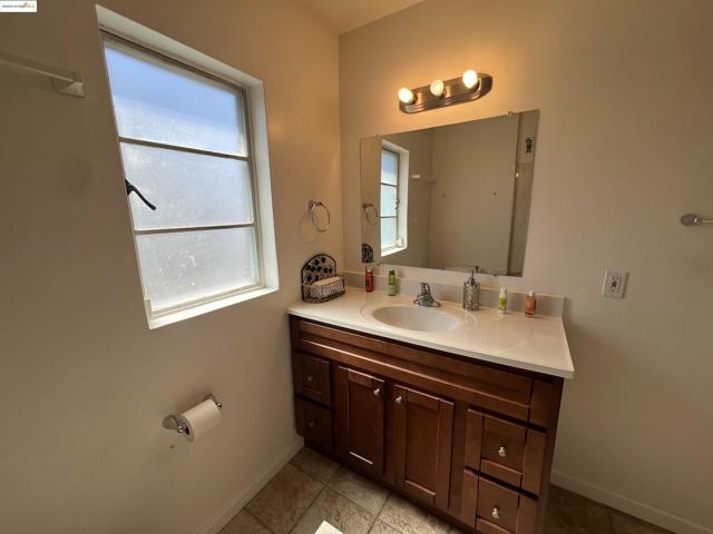 2326 Maywood Ave, Oakland CA: https://media.crmls.org/mediaz/7e4b0703-fb63-4fee-b1a1-2e5bcfd8a3e1.jpg