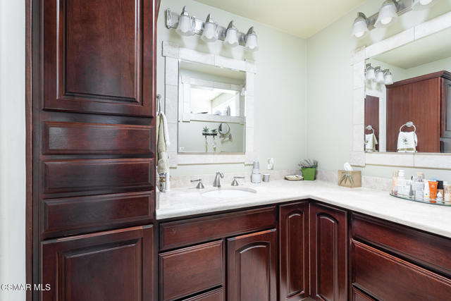 411 Blackhawk Drive, Newbury Park CA: https://media.crmls.org/mediaz/7e4b768f-e6f7-4f59-8cc7-771c54726568.jpg