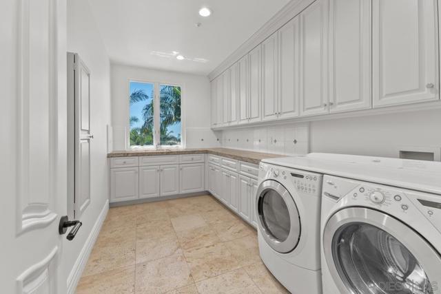 6906 Royal Birkdale Pl, Rancho Santa Fe CA: https://media.crmls.org/mediaz/7e4bd1d4-5e68-4f64-9eff-096d4c864afd.jpg