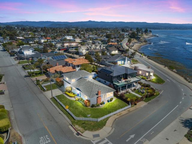 102 32nd Avenue, Santa Cruz CA: https://media.crmls.org/mediaz/7e4d03cc-7aeb-4749-8959-39e60087f8fc.jpg