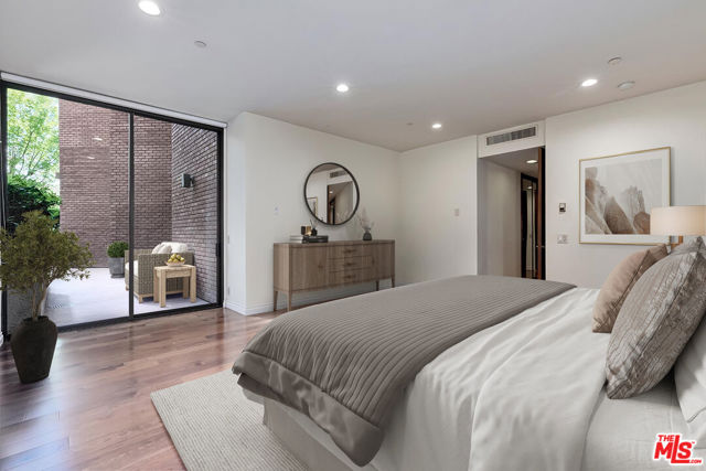 300 N Swall Drive, Beverly Hills CA: https://media.crmls.org/mediaz/7e4d3042-3ff2-4746-9e7b-760906f6b9c5.jpg