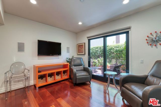 130 N Swall Drive, Beverly Hills CA: https://media.crmls.org/mediaz/7e4dc89a-be21-41b5-bb24-02f9e7ebb498.jpg
