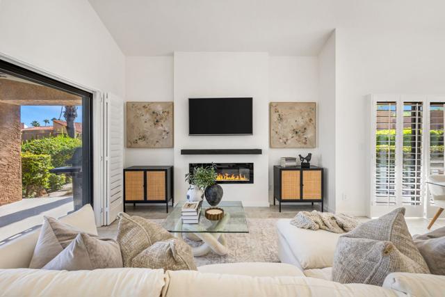 48641 Palo Verde Court, Palm Desert CA: https://media.crmls.org/mediaz/7e4f0a7d-7541-41e6-ad3d-720507318251.jpg