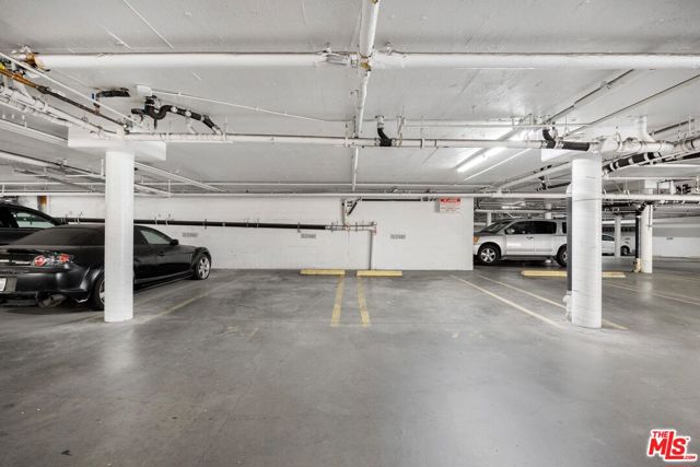 5333 Zelzah Avenue, Encino CA: https://media.crmls.org/mediaz/7e4f5e25-279f-4e5c-8705-3c703b9153b2.jpg