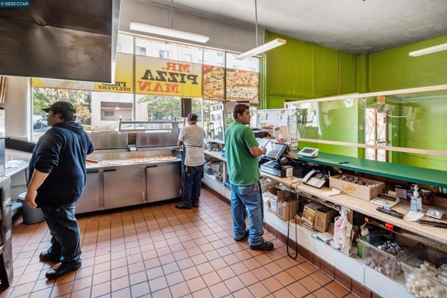 353 24Th St, Richmond CA: https://media.crmls.org/mediaz/7e4faab6-c5b9-4804-9eb8-a8f6b1a3be4b.jpg