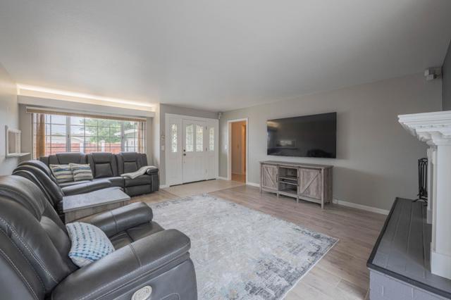 607 La Mesa Drive, Salinas CA: https://media.crmls.org/mediaz/7e4fe549-b7bc-4ecf-86bf-6b7c206c52d3.jpg