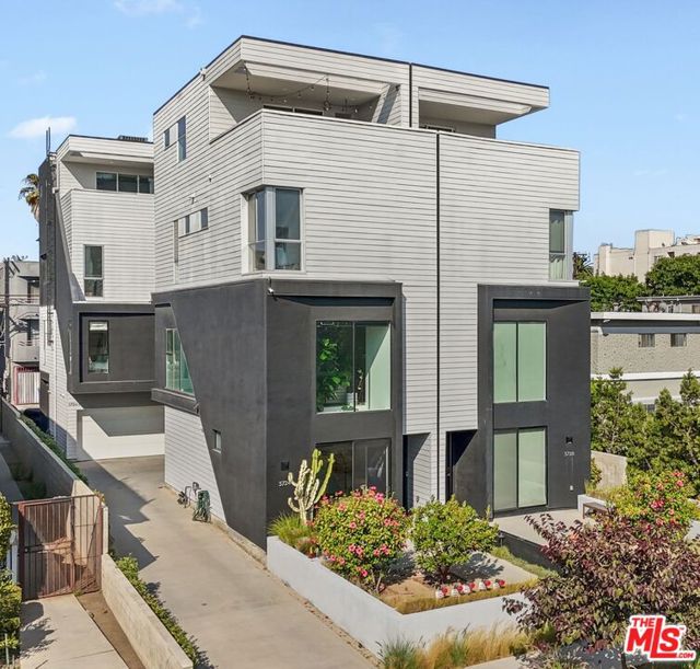 3724 1/2 Vinton Avenue, Los Angeles CA: https://media.crmls.org/mediaz/7e4ffc65-e442-4669-9b53-7628fb74f367.jpg
