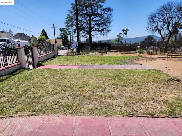 3183 Grandeur, Altadena CA: https://media.crmls.org/mediaz/7e5134e0-77e9-45f8-a3c3-d34f74edabdf.jpg