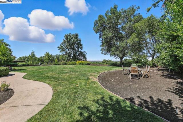 3029 Alburni Ct, Pleasanton CA: https://media.crmls.org/mediaz/7e526f28-2ec1-409e-bbf5-3dd5a25d6d5d.jpg