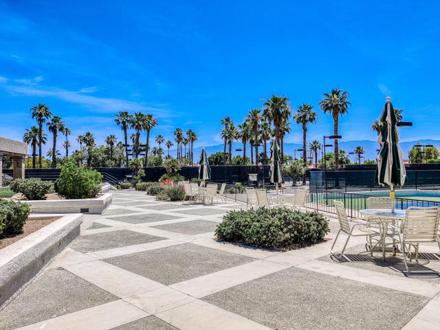 153 Desert Falls E Drive, Palm Desert CA: https://media.crmls.org/mediaz/7e527162-3fa2-4212-8ae0-882c8303f28c.jpg