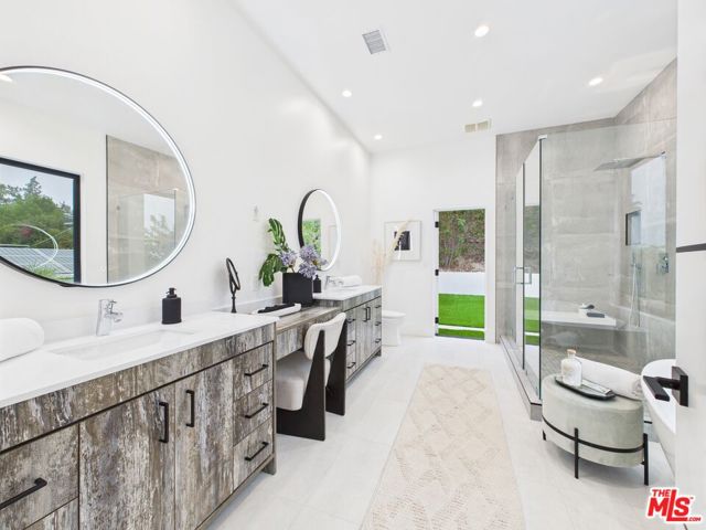 4637 Dunas Lane, Tarzana CA: https://media.crmls.org/mediaz/7e52ca02-e062-48f5-befc-ab005bb69115.jpg