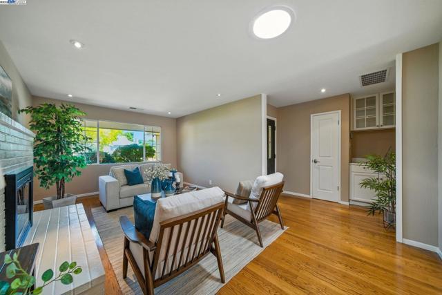 420 Camden Rd, Alameda CA: https://media.crmls.org/mediaz/7e53c2b3-6231-4509-b7ec-905c63dabc87.jpg