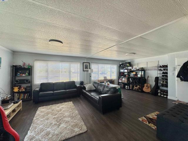 262 Manitoba Green, Fremont CA: https://media.crmls.org/mediaz/7e544c8b-43f5-4c44-9a9b-e8d3f7bfde8b.jpg