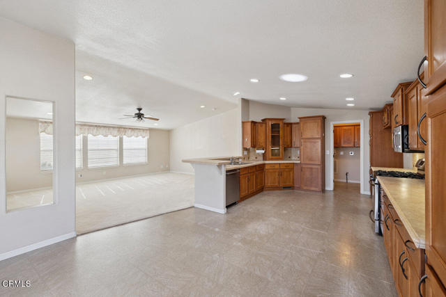 Detail Gallery Image 18 of 45 For 139 Dickens Cir #139,  Ventura,  CA 93003 - 3 Beds | 2 Baths