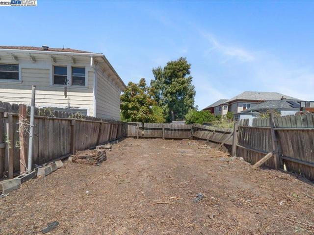 1013 Chestnut St, Oakland CA: https://media.crmls.org/mediaz/7e54842b-0c40-4fec-8fa4-97e830c99bc0.jpg