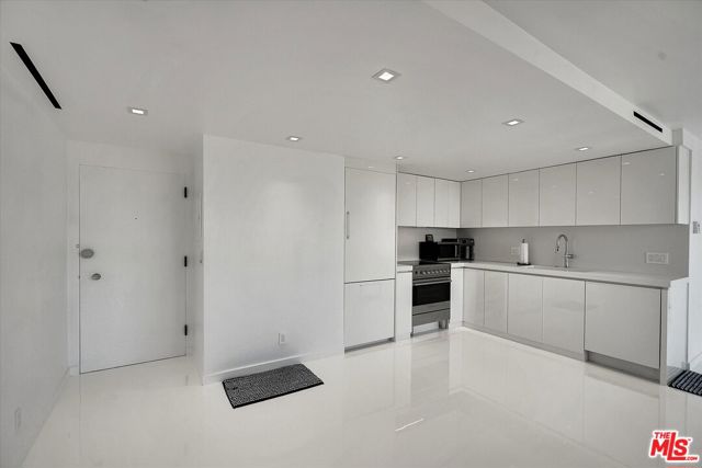 2160 E Century Parkway, Los Angeles CA: https://media.crmls.org/mediaz/7e5507a3-68bb-4570-a3e2-15bf0477f717.jpg