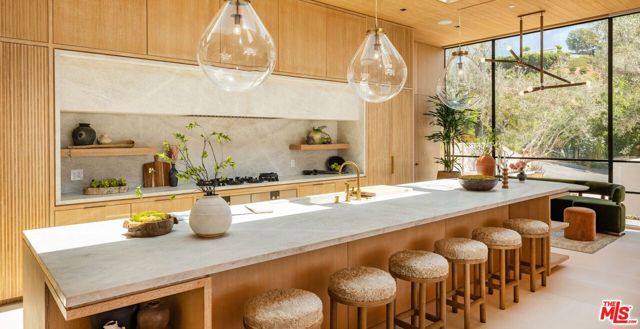 1039 Wallace, Beverly Hills CA: https://media.crmls.org/mediaz/7e55f4d5-c1c8-4320-af1e-21188e18073c.jpg
