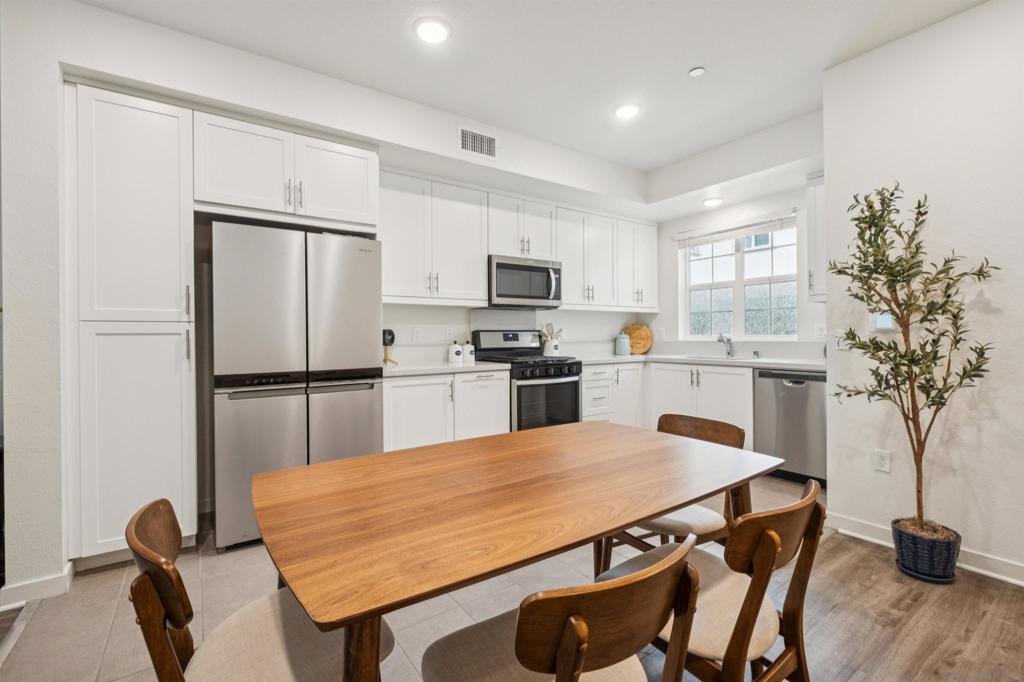 885 Blackstone - photo 8