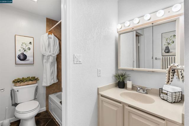 2720 Oak Rd, Walnut Creek CA: https://media.crmls.org/mediaz/7e56a632-2a8d-4bc5-a3b7-e4b64cf0ec1f.jpg