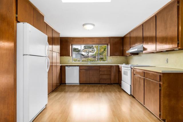 232 Peninsula Drive, Marina CA: https://media.crmls.org/mediaz/7e56bbb9-1ecf-4331-9bf3-f8672e4a6d29.jpg