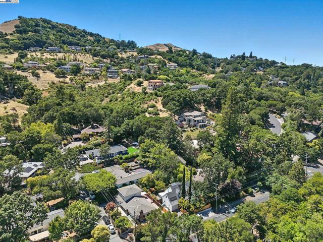160 Moraga Way, Orinda CA: https://media.crmls.org/mediaz/7e57380e-f268-4916-927c-6950a1f247cc.jpg