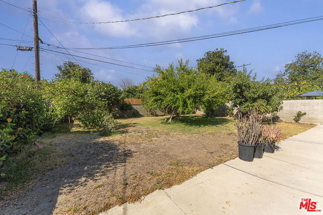 8056 Wakefield Avenue, Panorama City CA: https://media.crmls.org/mediaz/7e577a2a-900b-418f-ba75-2a33d4266ae8.jpg