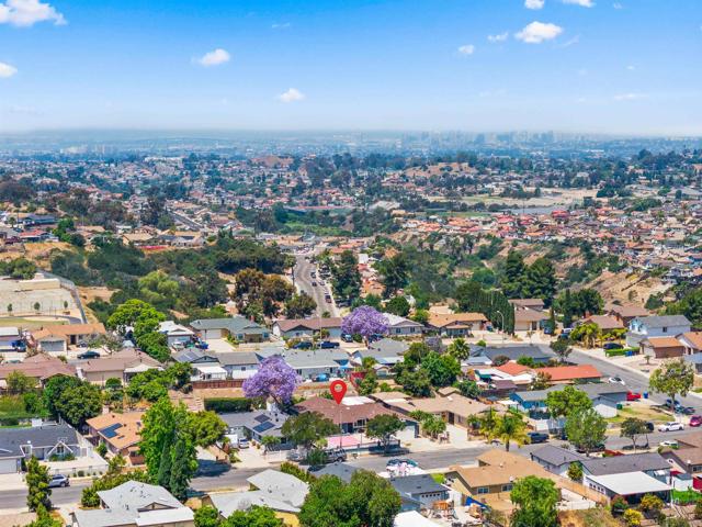 240 Ledgewood Ln, San Diego CA: https://media.crmls.org/mediaz/7e58fff6-8908-4440-8242-112d5834d88f.jpg