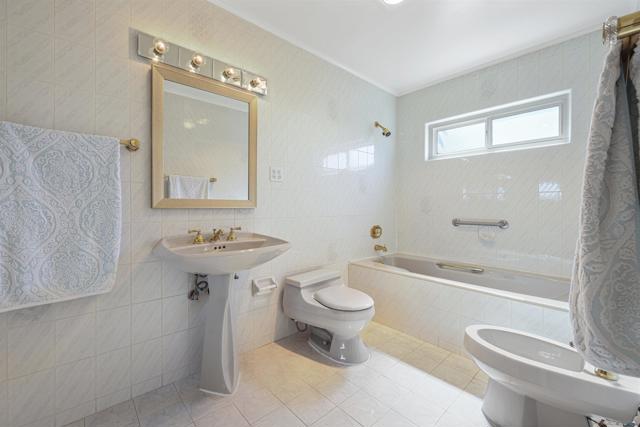 2967 Dove St, San Diego CA: https://media.crmls.org/mediaz/7e59792d-505c-49fd-8e1b-5169c5ebd410.jpg