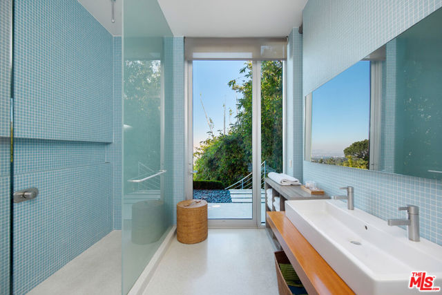 1290 Angelo Drive, Beverly Hills CA: https://media.crmls.org/mediaz/7e5ac4c8-ae68-4e8c-9001-fe26eb59d4b2.jpg