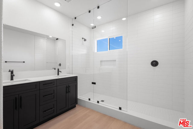 23725 Orange Blossom Dr, Newhall CA: https://media.crmls.org/mediaz/7e5adbf0-d656-4db3-b068-e1f0afefce26.jpg