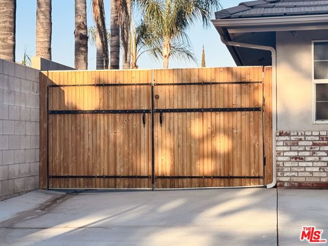7200 Clifftop Way, Bakersfield CA: https://media.crmls.org/mediaz/7e5c1ca1-1cf5-40bd-ad1a-5b0de7d39dd7.jpg