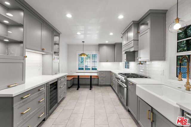 2427 Benedict Canyon Drive, Beverly Hills CA: https://media.crmls.org/mediaz/7e5c4924-8a5c-4f26-bb67-1ec77d623dc3.jpg