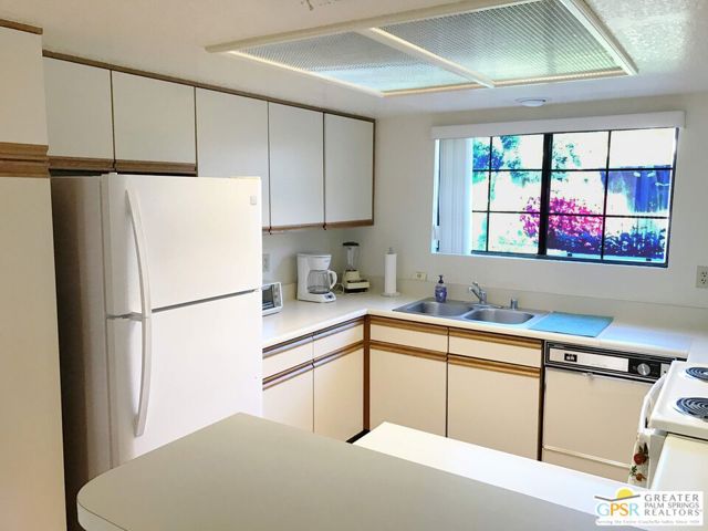 2701 E Mesquite Ave Unit EE165 Avenue, Palm Springs CA: https://media.crmls.org/mediaz/7e5c4dc6-1155-42df-b625-3bdd2be2f910.jpg