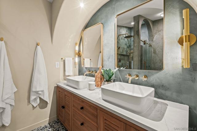 1566 Evergreen St, San Diego CA: https://media.crmls.org/mediaz/7e5c9b43-f3ec-4127-9a29-fd3eade19326.jpg