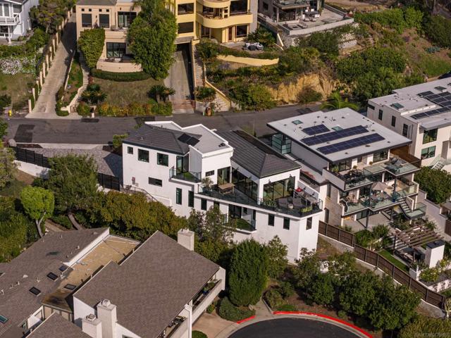 12994 Via Esperia, Del Mar CA: https://media.crmls.org/mediaz/7e5db11e-e19c-46cc-9671-f18409eec845.jpg