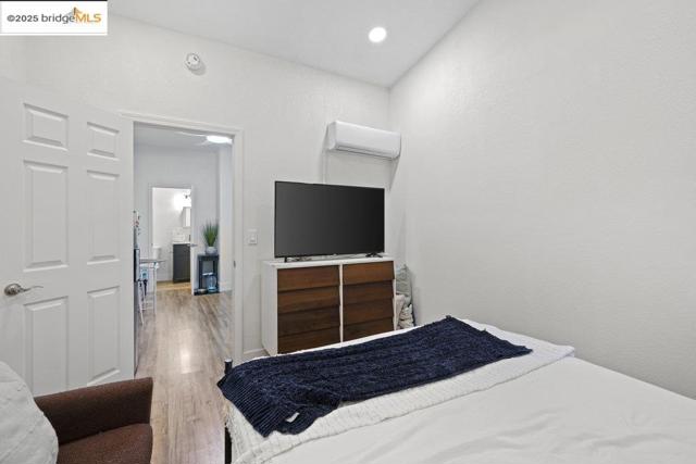 1030 Orchid Dr, Brentwood CA: https://media.crmls.org/mediaz/7e5ef49e-98b8-46b5-aafa-0964bb3a3a4a.jpg