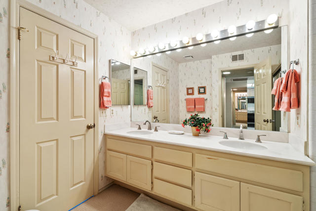 265 Calle Del Verano, Palm Desert CA: https://media.crmls.org/mediaz/7e5f8b23-71ca-4d7f-8566-fcdf08699ad6.jpg