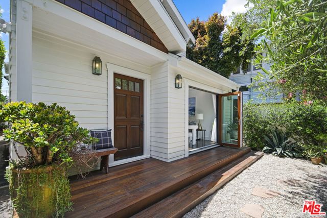 1210 Cabrillo Avenue, Venice CA: https://media.crmls.org/mediaz/7e5f8e78-4d66-456d-bba9-797f698f4633.jpg