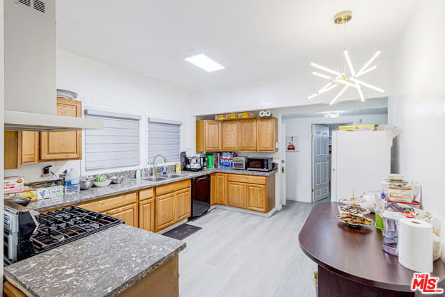 1207 S Harvard Boulevard, Los Angeles CA: https://media.crmls.org/mediaz/7e60a52a-ada6-49ca-a819-9fdb305ed90f.jpg