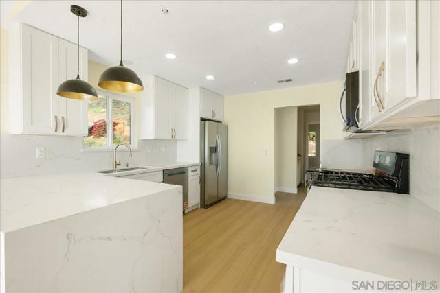 9559 Chestnut St, Spring Valley CA: https://media.crmls.org/mediaz/7e615eac-e579-42cf-92ab-216514ffb901.jpg