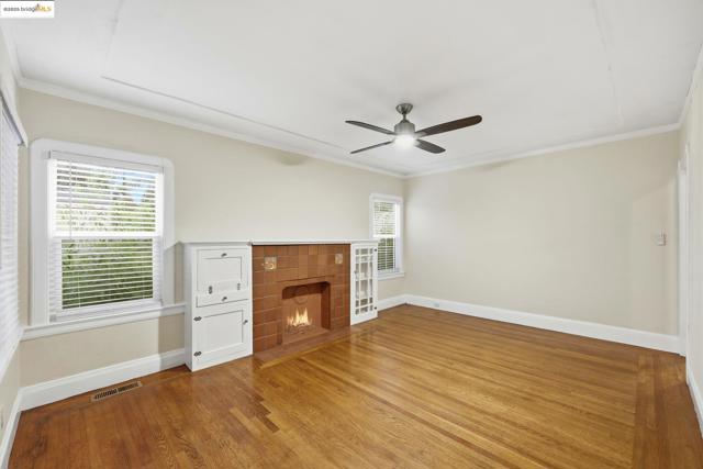 2430 27th Ave Unit D, Oakland CA: https://media.crmls.org/mediaz/7e61a738-d824-4c26-875f-97a5263da14a.jpg