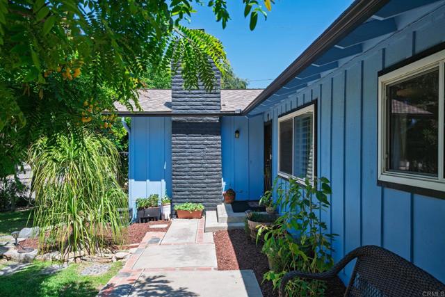 620 Sunset Drive, Vista CA: https://media.crmls.org/mediaz/7e622999-5462-493b-9da8-2b192d459a6e.jpg