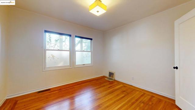 Image 12 of 39 For 420 Lester Ave