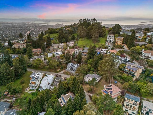 6959 Buckingham Boulevard, Berkeley CA: https://media.crmls.org/mediaz/7e63c2e1-ad39-475b-9ee8-c03a8d7b6679.jpg