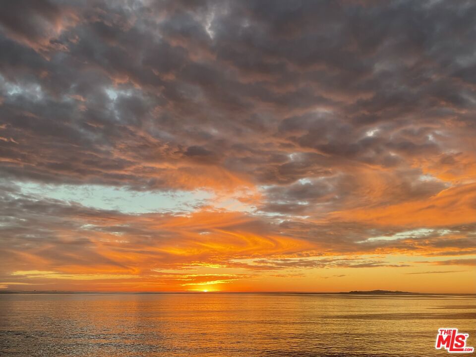 https://media.crmls.org/mediaz/7e644545-7db9-4c6b-bd8b-9ab0c51d08a0.jpg?preset=X-Large