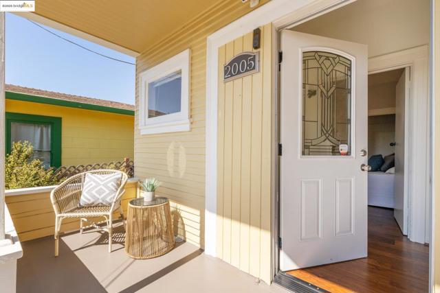 2005 36th Avenue, Oakland CA: https://media.crmls.org/mediaz/7e64e699-32a2-49b9-920c-c0d226739ceb.jpg
