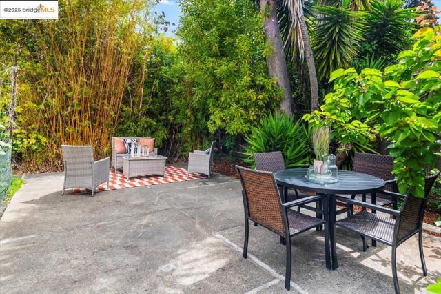 3058 Berlin Way, Oakland CA: https://media.crmls.org/mediaz/7e64eace-b54e-4043-afcd-7f288845a3ba.jpg