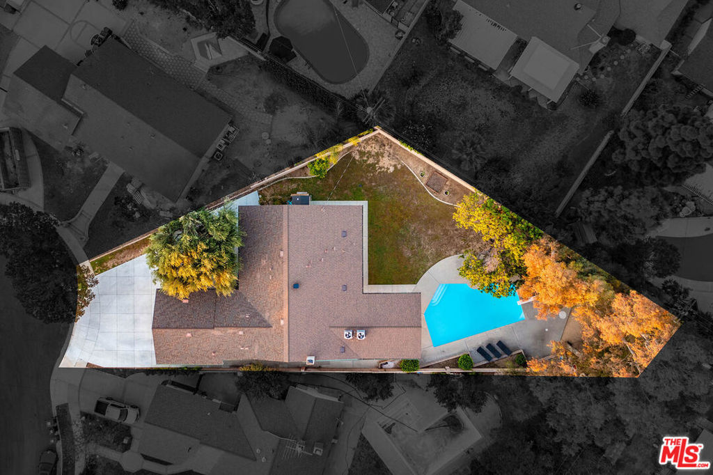 https://media.crmls.org/mediaz/7e656032-a65a-4feb-be7d-468932d2de5b.jpg?preset=X-Large