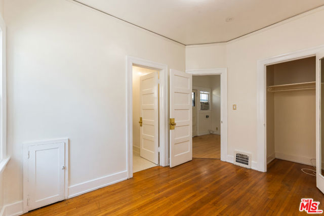 955 S Highland Avenue, Los Angeles CA: https://media.crmls.org/mediaz/7e65a380-0dc2-4e9b-a26f-e81778609cf1.jpg